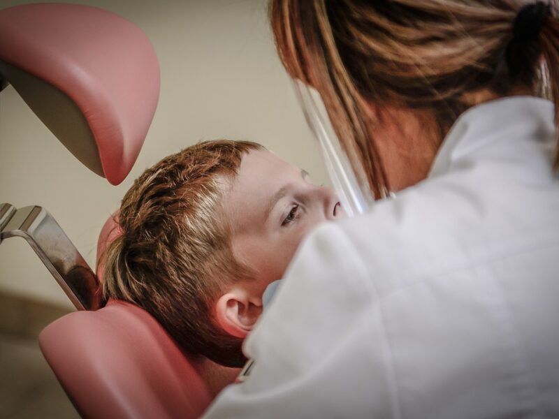 Kiedy umówić się na wizytę kontrolną do stomatologa?